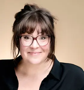 Hanna Voog - Hanna Voog är komiker, moderator och quizvärd som skapar energi, skratt och flyt på både små och stora scener.