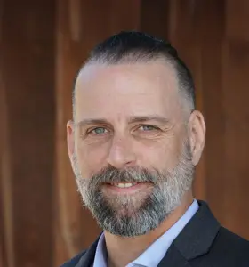 Fredric Bohm - Fredric Bohm är psykolog och föreläsare som inspirerar till mod, ansvar och bättre beslut genom humor, insikt och konkreta verktyg