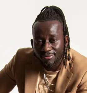 Pa Modou Badjie - Energifylld talare och artist som förenar allvar, glädje, självkänsla och show på scenen.