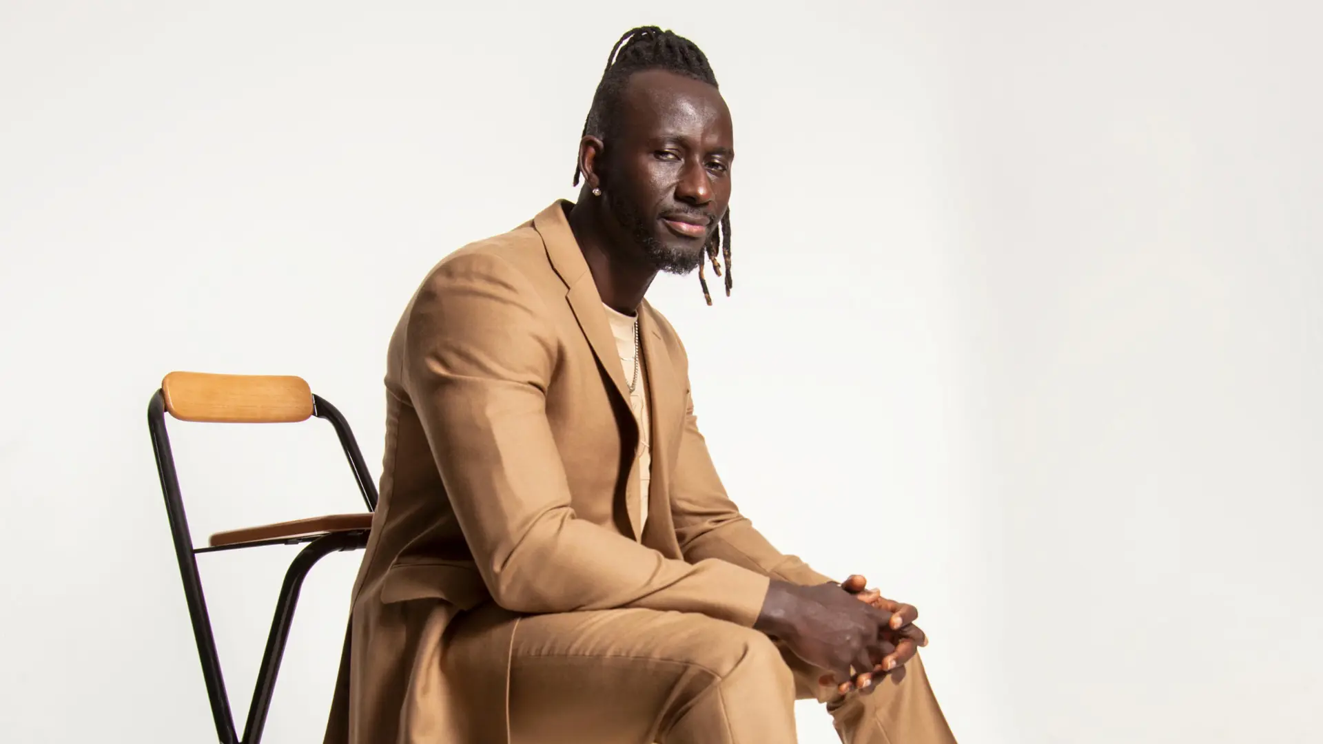 Pa Modou Badjie - <p data-start="362" data-end="479">Energifylld talare och artist som förenar allvar, glädje, självkänsla och show på scenen.</p>