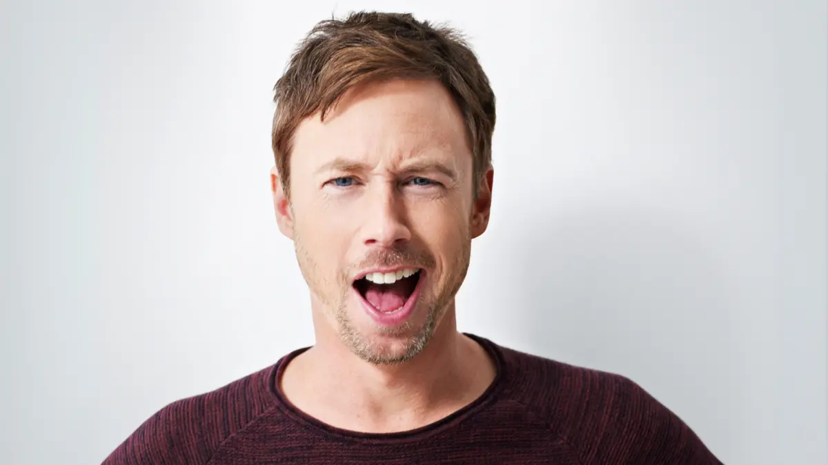 25 år av humor, värme och total närvaro – möt Tobias Persson