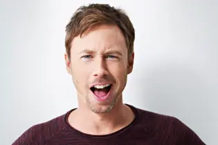 25 år av humor, värme och total närvaro – möt Tobias Persson