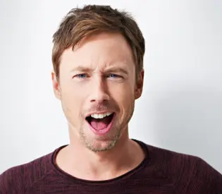 25 år av humor, värme och total närvaro – möt Tobias Persson