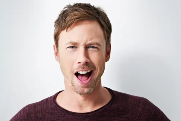25 år av humor, värme och total närvaro – möt Tobias Persson