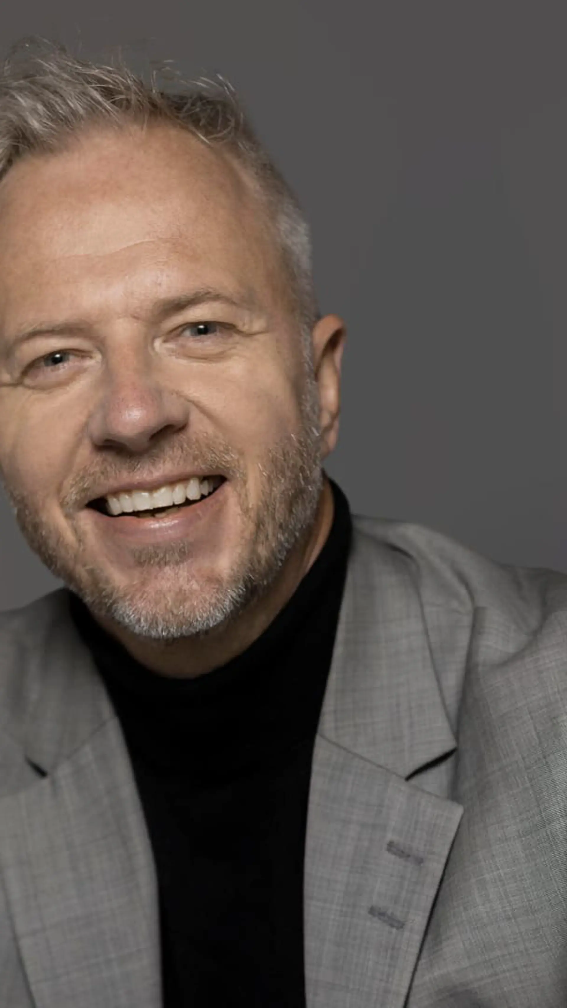 Olof Röhlander - <p data-start="583" data-end="763">Olof Röhlander är en prisbelönt föreläsare som inspirerar med energi, humor och insikter om hur tankar, känslor och attityder kan tränas.</p>