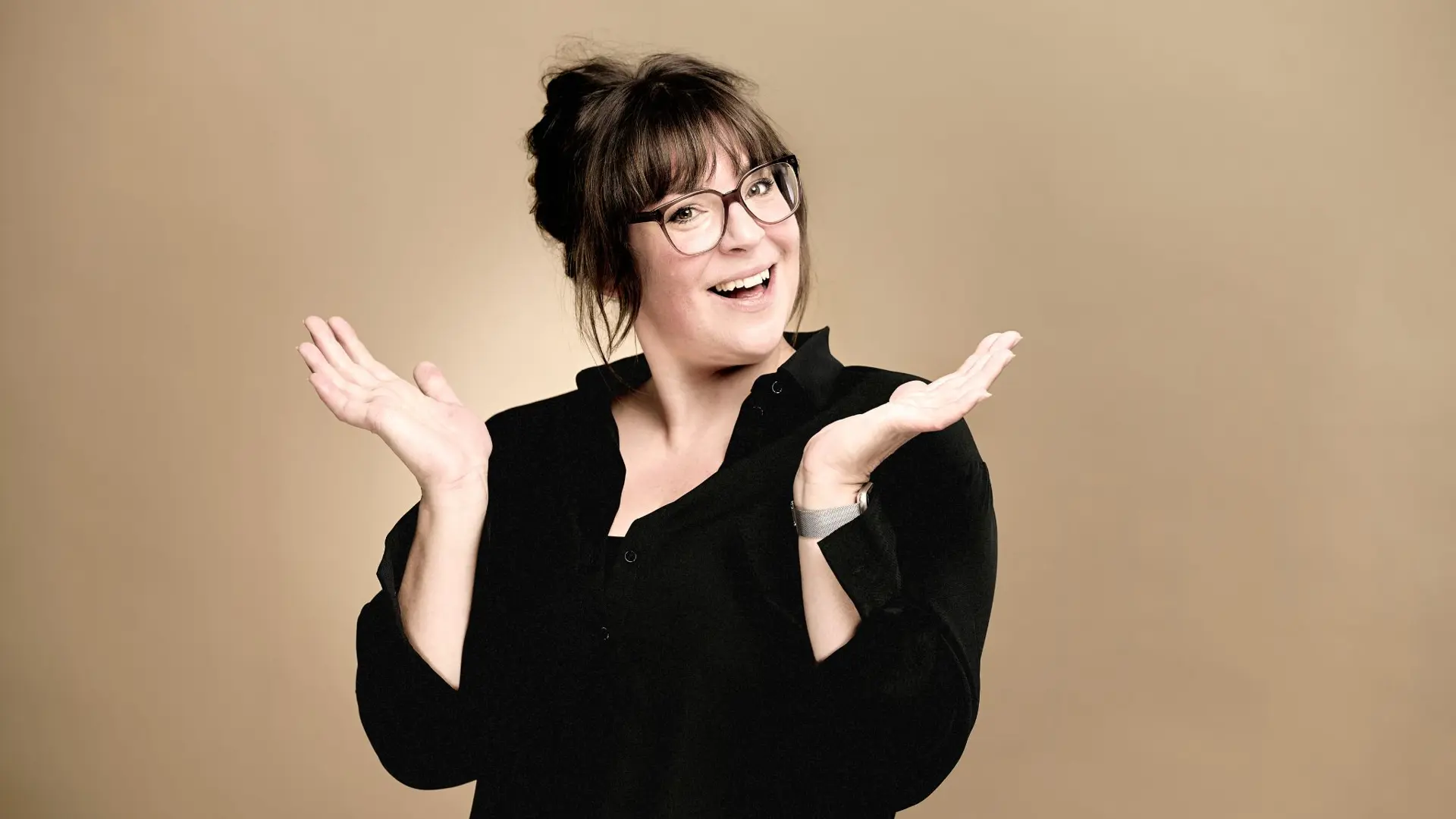 Hanna Voog - <p data-start="209" data-end="347">Hanna Voog är komiker, moderator och quizvärd som skapar energi, skratt och flyt på både små och stora scener.</p>