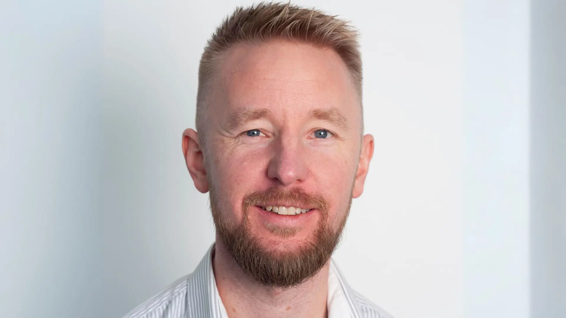 Patrick Gruczkun - <div class="flex flex-col text-sm">
<div class="text-base my-auto mx-auto pb-10 [--thread-content-margin:--spacing(4)] @w-sm/main:[--thread-content-margin:--spacing(6)] @w-lg/main:[--thread-content-margin:--spacing(16)] px-(--thread-content-margin)">
<div class="[--thread-content-max-width:40rem] @w-lg/main:[--thread-content-max-width:48rem] mx-auto max-w-(--thread-content-max-width) flex-1 group/turn-messages focus-visible:outline-hidden relative flex w-full min-w-0 flex-col agent-turn">
<div class="flex max-w-full flex-col grow">
<div class="min-h-8 text-message relative flex w-full flex-col items-end gap-2 text-start break-words whitespace-normal [.text-message+&amp;]:mt-1" data-message-author-role="assistant" data-message-id="ef6575f7-7526-4229-ae17-e460c9ac3ff4" data-message-model-slug="gpt-5-2">
<div class="flex w-full flex-col gap-1 empty:hidden first:pt-[1px]">
<div class="markdown prose dark:prose-invert w-full wrap-break-word light markdown-new-styling">
<p data-start="73" data-end="246" data-is-last-node="" data-is-only-node="">Patrick Gruczkun stärker samarbete och kommunikation genom sin modell Sex steg för interkulturell kompetens och över 200 genomförda utbildningar.</p>
</div>
</div>
</div>
</div>
</div>
</div>
</div>