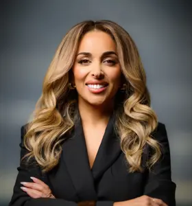 Sanaz Tarlani - Sanaz Tarlani föreläser med energi, skärpa och värme om entreprenörskap, ledarskap och modet att skapa möjligheter från grunden.