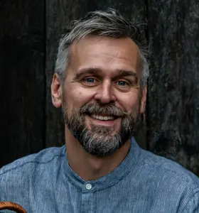 Johannes Wätterbäck - Farbror Grön - Lär dig odla året runt med Johannes Wätterbäck och skapa skörd, smak och självhushållning oavsett var du bor