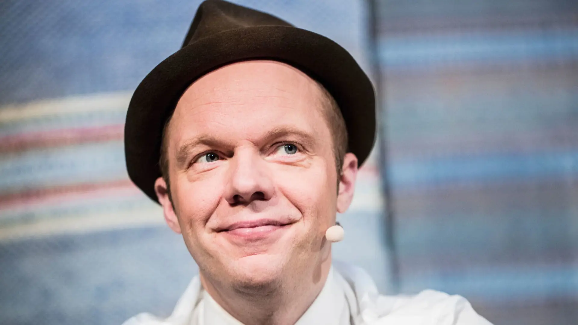 Olof Wretling - <p data-start="271" data-end="466">Olof Wretling bjuder på en stark föreläsning där humor möter allvar i en personlig berättelse om diagnoser, identitet och vårt diagnostiserade samhälle.</p>
