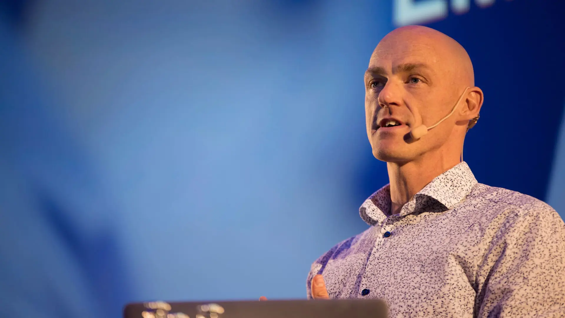 Pontus Wärnestål - <div class="flex flex-col text-sm pb-25">
<div class="text-base my-auto mx-auto pb-10 [--thread-content-margin:--spacing(4)] @w-sm/main:[--thread-content-margin:--spacing(6)] @w-lg/main:[--thread-content-margin:--spacing(16)] px-(--thread-content-margin)">
<div class="[--thread-content-max-width:40rem] @w-lg/main:[--thread-content-max-width:48rem] mx-auto max-w-(--thread-content-max-width) flex-1 group/turn-messages focus-visible:outline-hidden relative flex w-full min-w-0 flex-col agent-turn">
<div class="flex max-w-full flex-col grow">
<div class="min-h-8 text-message relative flex w-full flex-col items-end gap-2 text-start break-words whitespace-normal [.text-message+&amp;]:mt-1" data-message-author-role="assistant" data-message-id="623279ab-dd12-44a6-ac4d-fa454ceb8211" data-message-model-slug="gpt-5-2">
<div class="flex w-full flex-col gap-1 empty:hidden first:pt-[1px]">
<div class="streaming-animation markdown prose dark:prose-invert w-full wrap-break-word light markdown-new-styling">
<p data-start="0" data-end="161" data-is-last-node="" data-is-only-node="">Prisbelönt forskare och designer som gör AI, digitalisering och innovation begripligt, konkret och direkt användbart i er verksamhet.</p>
</div>
</div>
</div>
</div>
</div>
</div>
</div>
<div class="pointer-events-none h-px w-px absolute bottom-0" aria-hidden="true" data-edge="true"></div>