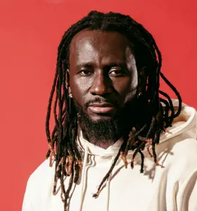 Pa Modou Badjie - Energifylld talare och artist som förenar allvar, glädje, självkänsla och show på scenen.