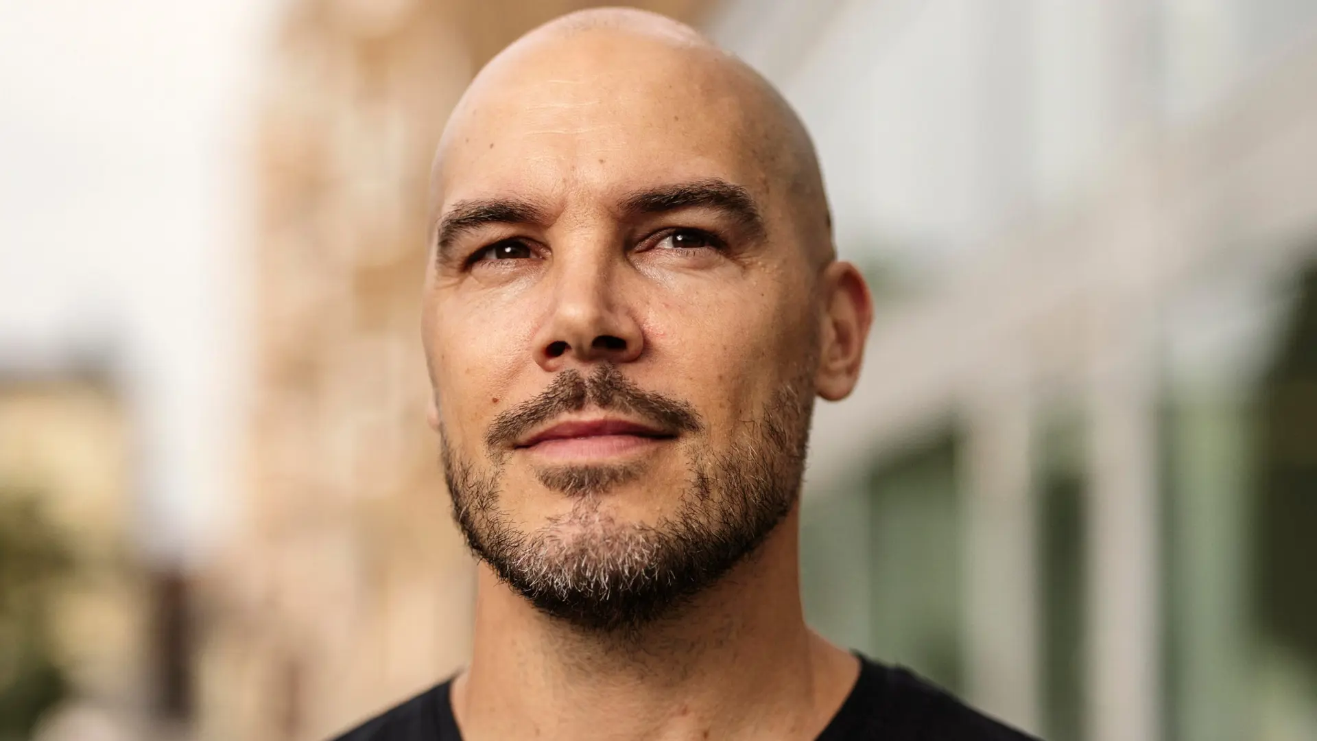 Nicolas Lunabba - <p data-start="197" data-end="335">Nicolas Lunabba är författare, föreläsare och hedersdoktor som berör med berättelser om unga, ansvar och hopp</p>