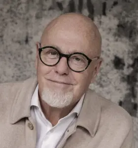 Per Furumo - När AI tar större plats blir den mänskliga rösten avgörande. Per Furumo visar hur retorik, röst och närvaro skapar verkligt genomslag.