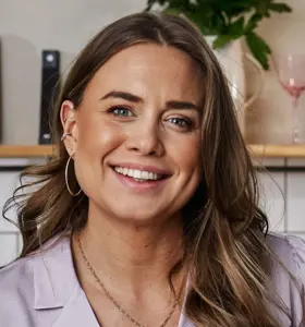 Sofia Henriksson - Sofia Henriksson är moderator och konferencier med bakgrund som vinnare av Sveriges Mästerkock 2020 och en stark röst inom svensk matkultur.