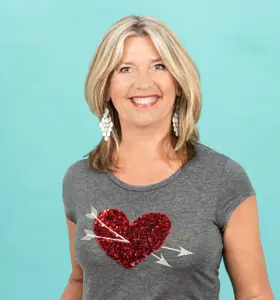 Ami Hallberg Pauli - Komiker och föreläsare som stärker kreativitet, kommunikation och samarbete med humor och stark scennärvaro