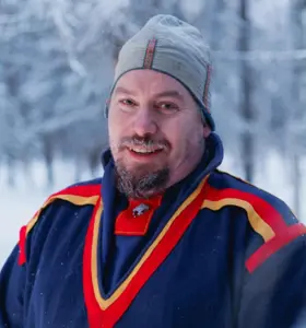 Henrik Andersson - Henrik Andersson är renskötare och föreläsare med bred kunskap om samisk kultur, klimatfrågor och urfolksperspektiv