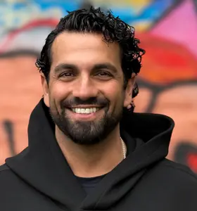 Nadim Ghazale - Tidigare polis och uppskattad föreläsare som delar personliga erfarenheter om integration, trygghet och vägen från utanförskap till samhällsengagemang.