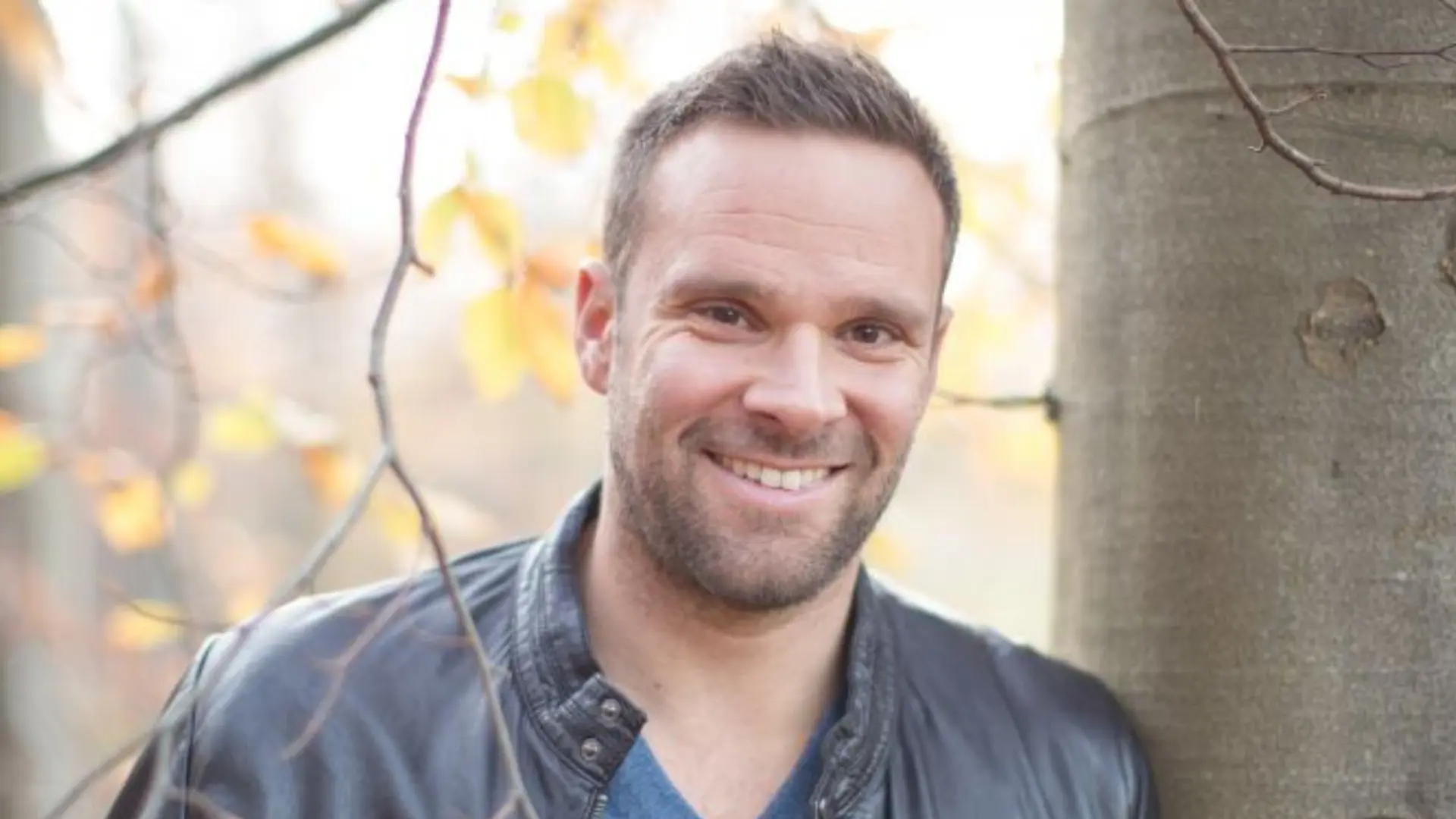 Robert Kronberg - <div class="flex flex-col text-sm">
<div class="text-base my-auto mx-auto pb-10 [--thread-content-margin:--spacing(4)] @w-sm/main:[--thread-content-margin:--spacing(6)] @w-lg/main:[--thread-content-margin:--spacing(16)] px-(--thread-content-margin)">
<div class="[--thread-content-max-width:40rem] @w-lg/main:[--thread-content-max-width:48rem] mx-auto max-w-(--thread-content-max-width) flex-1 group/turn-messages focus-visible:outline-hidden relative flex w-full min-w-0 flex-col agent-turn">
<div class="flex max-w-full flex-col grow">
<div class="min-h-8 text-message relative flex w-full flex-col items-end gap-2 text-start break-words whitespace-normal [.text-message+&amp;]:mt-1" data-message-author-role="assistant" data-message-id="a7708b06-bbc8-4db0-b837-4d772464d547" data-message-model-slug="gpt-5-2">
<div class="flex w-full flex-col gap-1 empty:hidden first:pt-[1px]">
<div class="markdown prose dark:prose-invert w-full wrap-break-word light markdown-new-styling">
<p data-start="56" data-end="156" data-is-last-node="" data-is-only-node="">Svensk rekordhållare som omsätter elitens mindset till konkreta resultat i vardag och arbetsliv.</p>
</div>
</div>
</div>
</div>
</div>
</div>
</div>
<div class="pointer-events-none h-px w-px absolute bottom-0" aria-hidden="true" data-edge="true"></div>