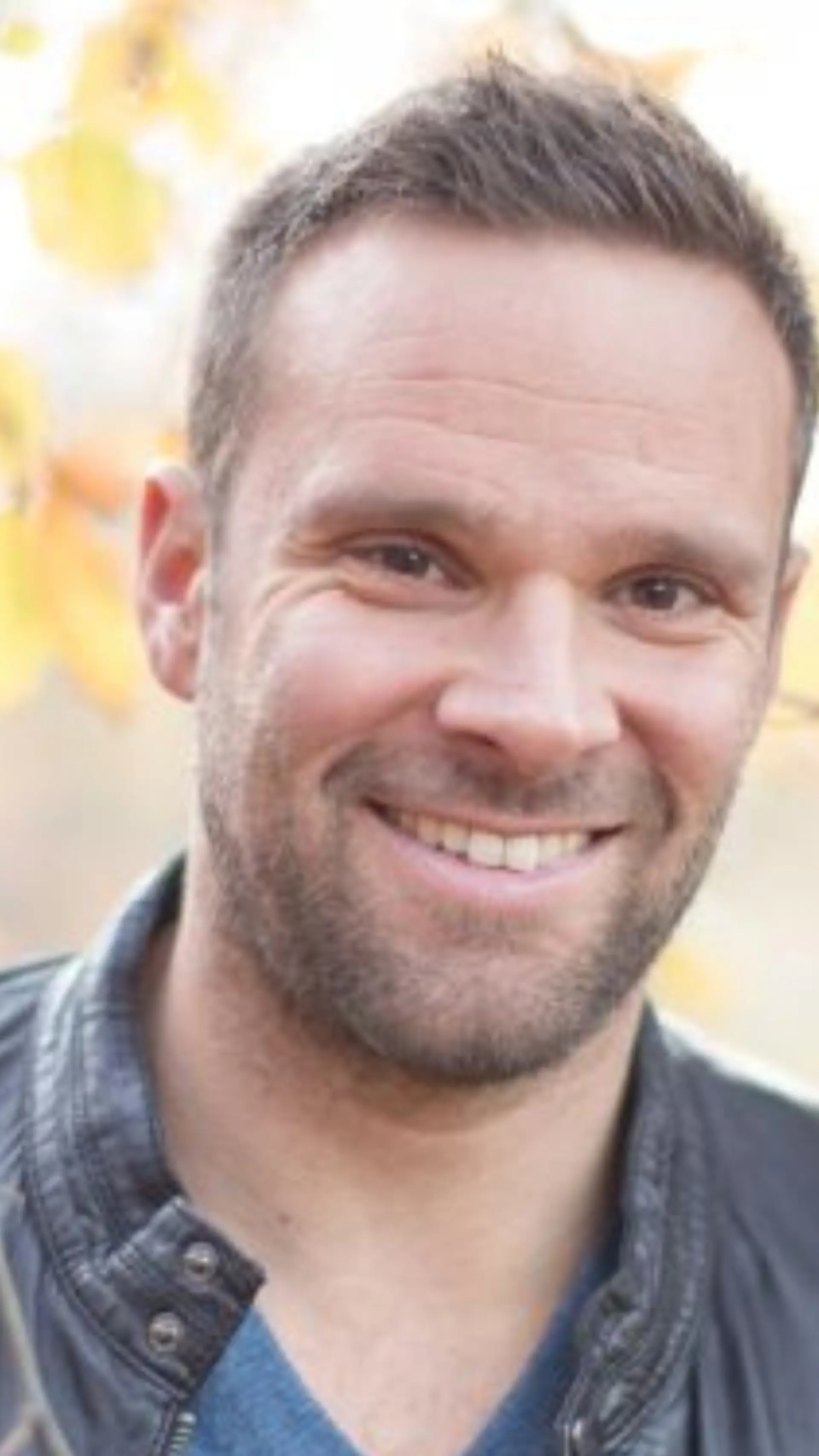 Robert Kronberg - <div class="flex flex-col text-sm">
<div class="text-base my-auto mx-auto pb-10 [--thread-content-margin:--spacing(4)] @w-sm/main:[--thread-content-margin:--spacing(6)] @w-lg/main:[--thread-content-margin:--spacing(16)] px-(--thread-content-margin)">
<div class="[--thread-content-max-width:40rem] @w-lg/main:[--thread-content-max-width:48rem] mx-auto max-w-(--thread-content-max-width) flex-1 group/turn-messages focus-visible:outline-hidden relative flex w-full min-w-0 flex-col agent-turn">
<div class="flex max-w-full flex-col grow">
<div class="min-h-8 text-message relative flex w-full flex-col items-end gap-2 text-start break-words whitespace-normal [.text-message+&amp;]:mt-1" data-message-author-role="assistant" data-message-id="a7708b06-bbc8-4db0-b837-4d772464d547" data-message-model-slug="gpt-5-2">
<div class="flex w-full flex-col gap-1 empty:hidden first:pt-[1px]">
<div class="markdown prose dark:prose-invert w-full wrap-break-word light markdown-new-styling">
<p data-start="56" data-end="156" data-is-last-node="" data-is-only-node="">Svensk rekordhållare som omsätter elitens mindset till konkreta resultat i vardag och arbetsliv.</p>
</div>
</div>
</div>
</div>
</div>
</div>
</div>
<div class="pointer-events-none h-px w-px absolute bottom-0" aria-hidden="true" data-edge="true"></div>