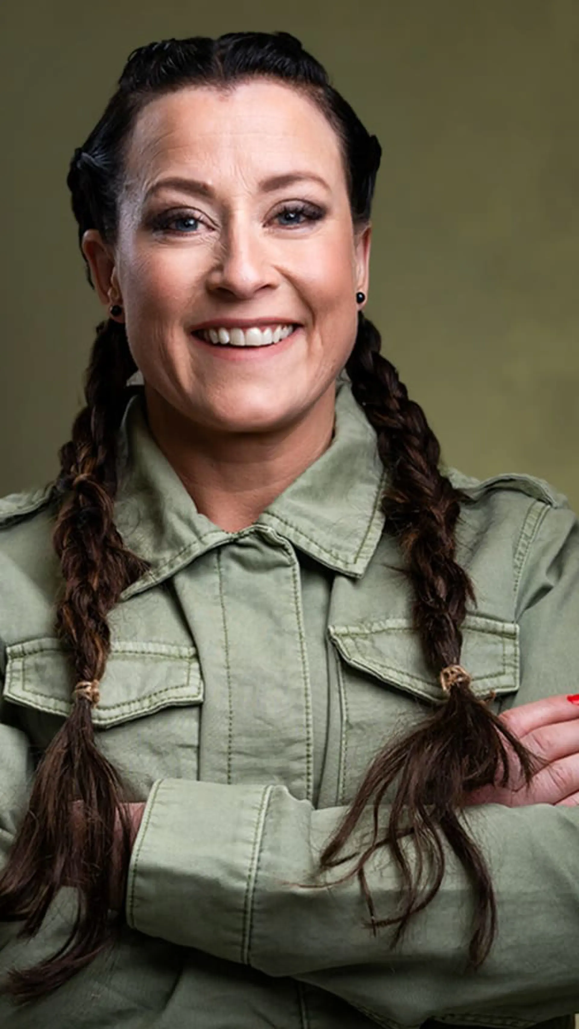 Petra Malm - <div class="flex flex-col text-sm pb-25">
<div class="text-base my-auto mx-auto pb-10 [--thread-content-margin:--spacing(4)] @w-sm/main:[--thread-content-margin:--spacing(6)] @w-lg/main:[--thread-content-margin:--spacing(16)] px-(--thread-content-margin)">
<div class="[--thread-content-max-width:40rem] @w-lg/main:[--thread-content-max-width:48rem] mx-auto max-w-(--thread-content-max-width) flex-1 group/turn-messages focus-visible:outline-hidden relative flex w-full min-w-0 flex-col agent-turn">
<div class="flex max-w-full flex-col grow">
<div class="min-h-8 text-message relative flex w-full flex-col items-end gap-2 text-start break-words whitespace-normal [.text-message+&amp;]:mt-1" data-message-author-role="assistant" data-message-id="923291ee-8ad5-4083-abee-1dde119d7026" data-message-model-slug="gpt-5-2">
<div class="flex w-full flex-col gap-1 empty:hidden first:pt-[1px]">
<div class="markdown prose dark:prose-invert w-full wrap-break-word light markdown-new-styling">
<p data-start="0" data-end="149" data-is-last-node="" data-is-only-node="">Före detta elitsoldat som inspirerar med konkreta verktyg i mental styrka, motivation och hållbart ledarskap under press.</p>
</div>
</div>
</div>
</div>
</div>
</div>
</div>
<div class="pointer-events-none h-px w-px absolute bottom-0" aria-hidden="true" data-edge="true"></div>