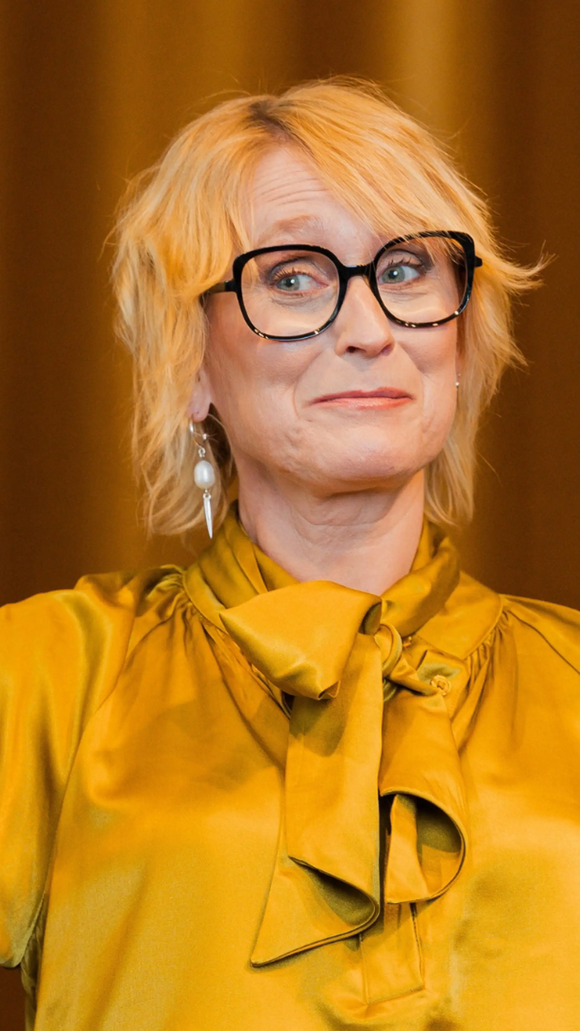 Anna Sjöström - <div class="flex flex-col text-sm pb-25">
<div class="text-base my-auto mx-auto pb-10 [--thread-content-margin:--spacing(4)] @w-sm/main:[--thread-content-margin:--spacing(6)] @w-lg/main:[--thread-content-margin:--spacing(16)] px-(--thread-content-margin)">
<div class="[--thread-content-max-width:40rem] @w-lg/main:[--thread-content-max-width:48rem] mx-auto max-w-(--thread-content-max-width) flex-1 group/turn-messages focus-visible:outline-hidden relative flex w-full min-w-0 flex-col agent-turn">
<div class="flex max-w-full flex-col grow">
<div class="min-h-8 text-message relative flex w-full flex-col items-end gap-2 text-start break-words whitespace-normal [.text-message+&amp;]:mt-1" data-message-author-role="assistant" data-message-id="cae8287a-dfa1-46a1-851f-f3c00fde5844" data-message-model-slug="gpt-5-2">
<div class="flex w-full flex-col gap-1 empty:hidden first:pt-[1px]">
<div class="markdown prose dark:prose-invert w-full wrap-break-word light markdown-new-styling">
<p data-start="85" data-end="232" data-is-last-node="" data-is-only-node="">Förebygg alkohol och drogproblem och stärk lönsamheten med konkreta, forskningsbaserade verktyg för hela organisationen</p>
</div>
</div>
</div>
</div>
<div class="z-0 flex min-h-[46px] justify-start"></div>
<div class="mt-3 w-full empty:hidden">
<div class="text-center"></div>
</div>
</div>
</div>
</div>
<div class="pointer-events-none h-px w-px absolute bottom-0" aria-hidden="true" data-edge="true"></div>