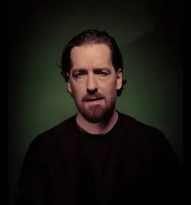 Nisse Hallberg - Nisse Hallberg bjuder på personlig standup, skarp humor och berättelser som får publiken att både skratta och känna igen sig
