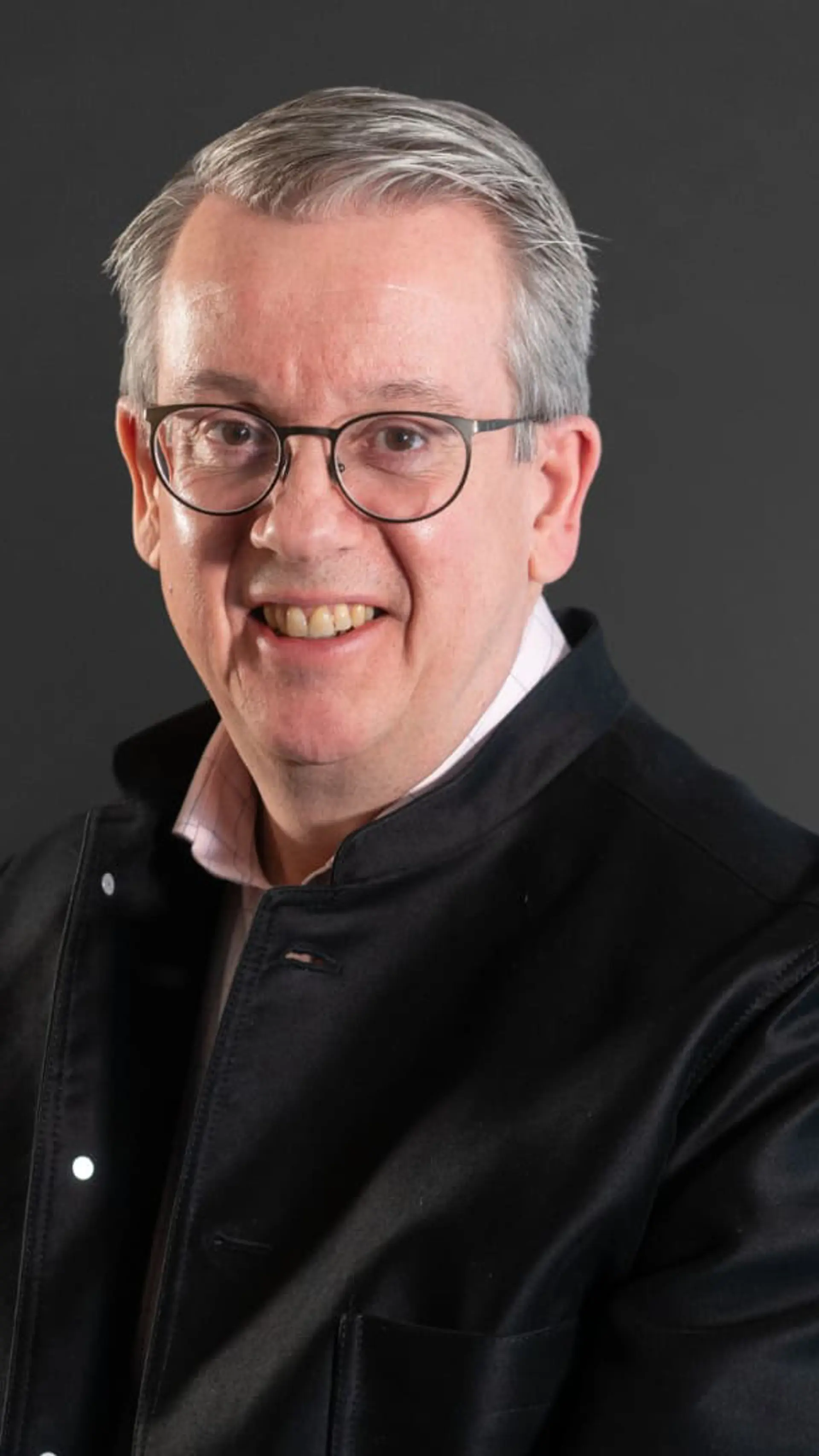 Richard Tellström - <div class="flex flex-col text-sm pb-25">
<div class="text-base my-auto mx-auto pb-10 [--thread-content-margin:--spacing(4)] @w-sm/main:[--thread-content-margin:--spacing(6)] @w-lg/main:[--thread-content-margin:--spacing(16)] px-(--thread-content-margin)">
<div class="[--thread-content-max-width:40rem] @w-lg/main:[--thread-content-max-width:48rem] mx-auto max-w-(--thread-content-max-width) flex-1 group/turn-messages focus-visible:outline-hidden relative flex w-full min-w-0 flex-col agent-turn">
<div class="flex max-w-full flex-col grow">
<div class="min-h-8 text-message relative flex w-full flex-col items-end gap-2 text-start break-words whitespace-normal [.text-message+&amp;]:mt-1" data-message-author-role="assistant" data-message-id="4374ed54-dc76-427e-8584-22eaedb866c3" data-message-model-slug="gpt-5-2">
<div class="flex w-full flex-col gap-1 empty:hidden first:pt-[1px]">
<div class="markdown prose dark:prose-invert w-full wrap-break-word light markdown-new-styling">
<p data-start="0" data-end="94" data-is-last-node="" data-is-only-node="">Föreläsare om matkultur, identitet och samhällsutveckling med nya perspektiv på maten vi äter.</p>
</div>
</div>
</div>
</div>
<div class="mt-3 w-full empty:hidden">
<div class="text-center"></div>
</div>
</div>
</div>
</div>
<div class="pointer-events-none h-px w-px absolute bottom-0" aria-hidden="true" data-edge="true"></div>