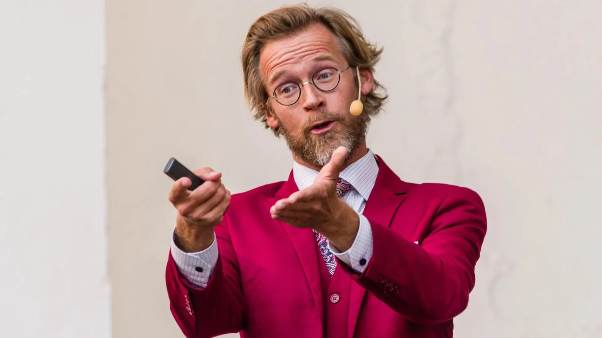 Henrik Widegren - <p data-start="197" data-end="348">Henrik Widegren förenar medicin, humor och musik i föreläsningar som både engagerar, utbildar och får publiken att skratta</p>