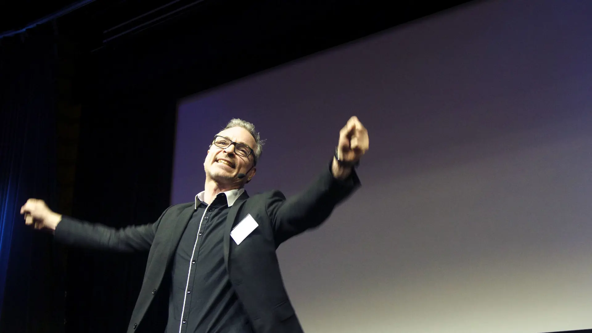 Roland Svensson - <p data-start="211" data-end="373">Roland Svensson levererar energifyllda föreläsningar om ledarskap, styrning och framtidens ekonomroll med erfarenhet från hela världen.</p>