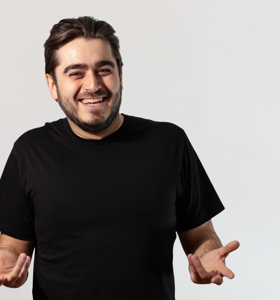 Tomas Kaminski - Tomas Kaminski är en karismatisk komiker och föreläsare från Malmö som med snabb improvisation, värme och träffsäker humor engagerar varje publik och skapar både skratt och eftertanke.