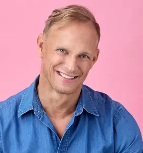 Tobias Karlsson - Tobias Karlsson inspirerar med livsglädje, mod och energi. En föreläsare som berör på djupet och samtidigt skapar gemenskap och rörelse.
