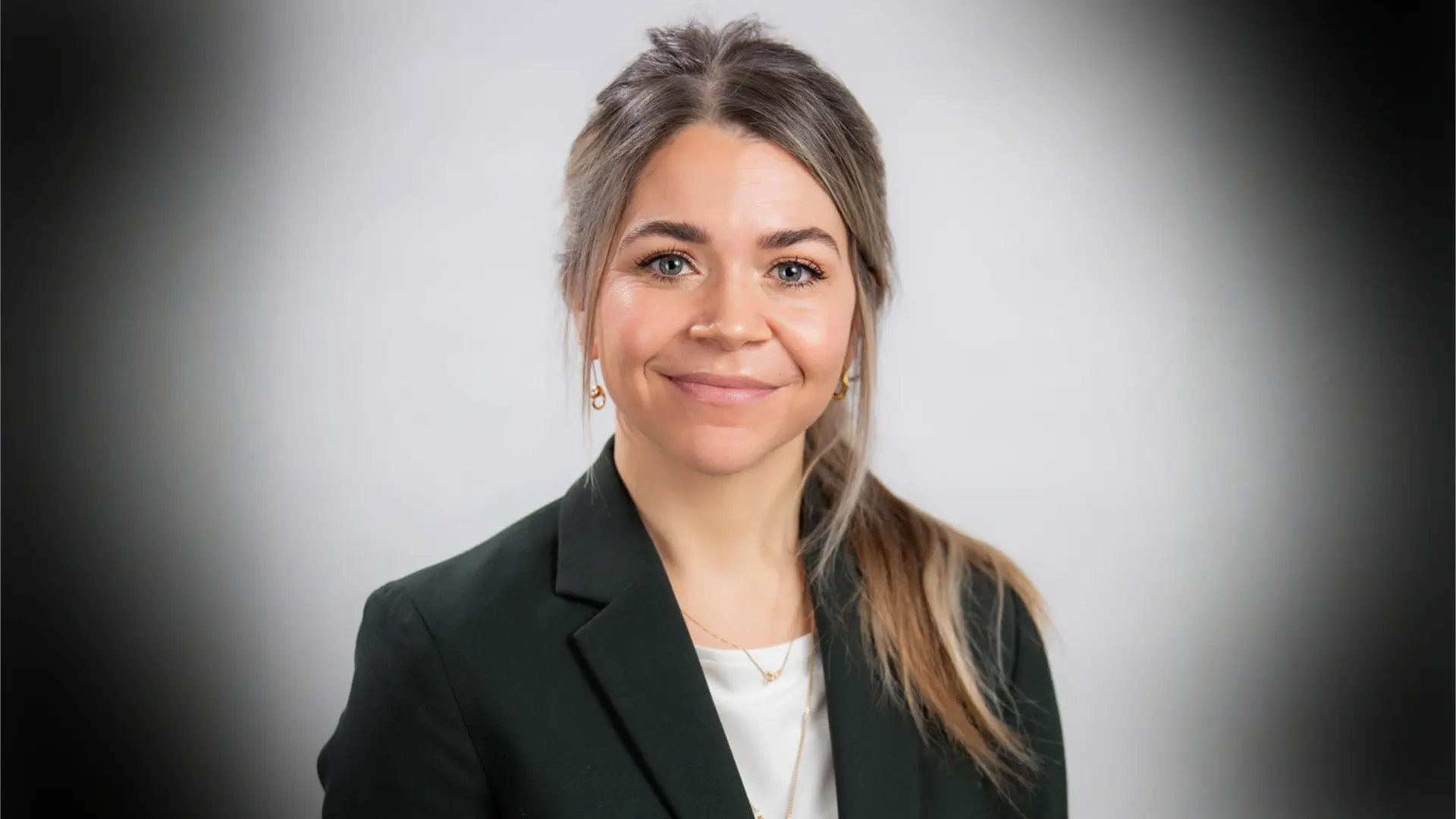 Petra Brohäll - <p data-start="226" data-end="366">Petra Brohäll föreläser om ledarskap, motivation och förändring med energi, erfarenhet och vetenskaplig tyngd</p>