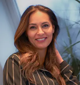 Hoda Jabbari Brännerud - Hoda Jabbari Brännerud är föreläsare inom medvetet och medkännande ledarskap med fokus på hållbar prestation, psykologi och mindfulness.