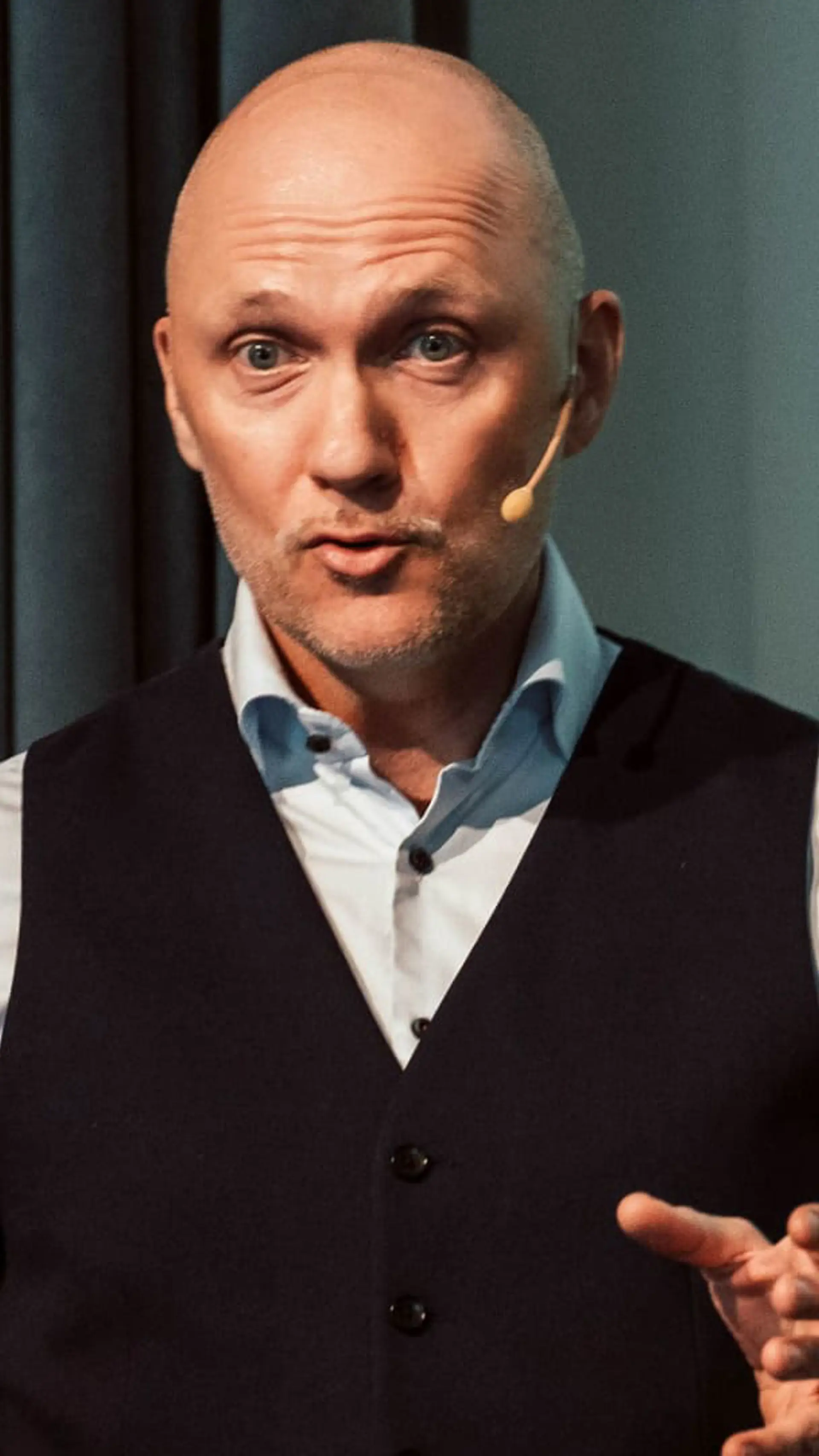 Oskar Sergel - <div class="flex flex-col text-sm">
<div class="text-base my-auto mx-auto pb-10 [--thread-content-margin:--spacing(4)] @w-sm/main:[--thread-content-margin:--spacing(6)] @w-lg/main:[--thread-content-margin:--spacing(16)] px-(--thread-content-margin)">
<div class="[--thread-content-max-width:40rem] @w-lg/main:[--thread-content-max-width:48rem] mx-auto max-w-(--thread-content-max-width) flex-1 group/turn-messages focus-visible:outline-hidden relative flex w-full min-w-0 flex-col agent-turn">
<div class="flex max-w-full flex-col grow">
<div class="min-h-8 text-message relative flex w-full flex-col items-end gap-2 text-start break-words whitespace-normal [.text-message+&amp;]:mt-1" data-message-author-role="assistant" data-message-id="59ff8de6-162f-407d-8c3c-d7195f41f4d5" data-message-model-slug="gpt-5-2">
<div class="flex w-full flex-col gap-1 empty:hidden first:pt-[1px]">
<div class="markdown prose dark:prose-invert w-full wrap-break-word light markdown-new-styling">
<p data-start="0" data-end="154" data-is-last-node="" data-is-only-node="">Energifylld och engagerande föreläsare som stärker samarbete, kultur och arbetsglädje genom tydlig och medveten kommunikation.</p>
</div>
</div>
</div>
</div>
</div>
</div>
</div>