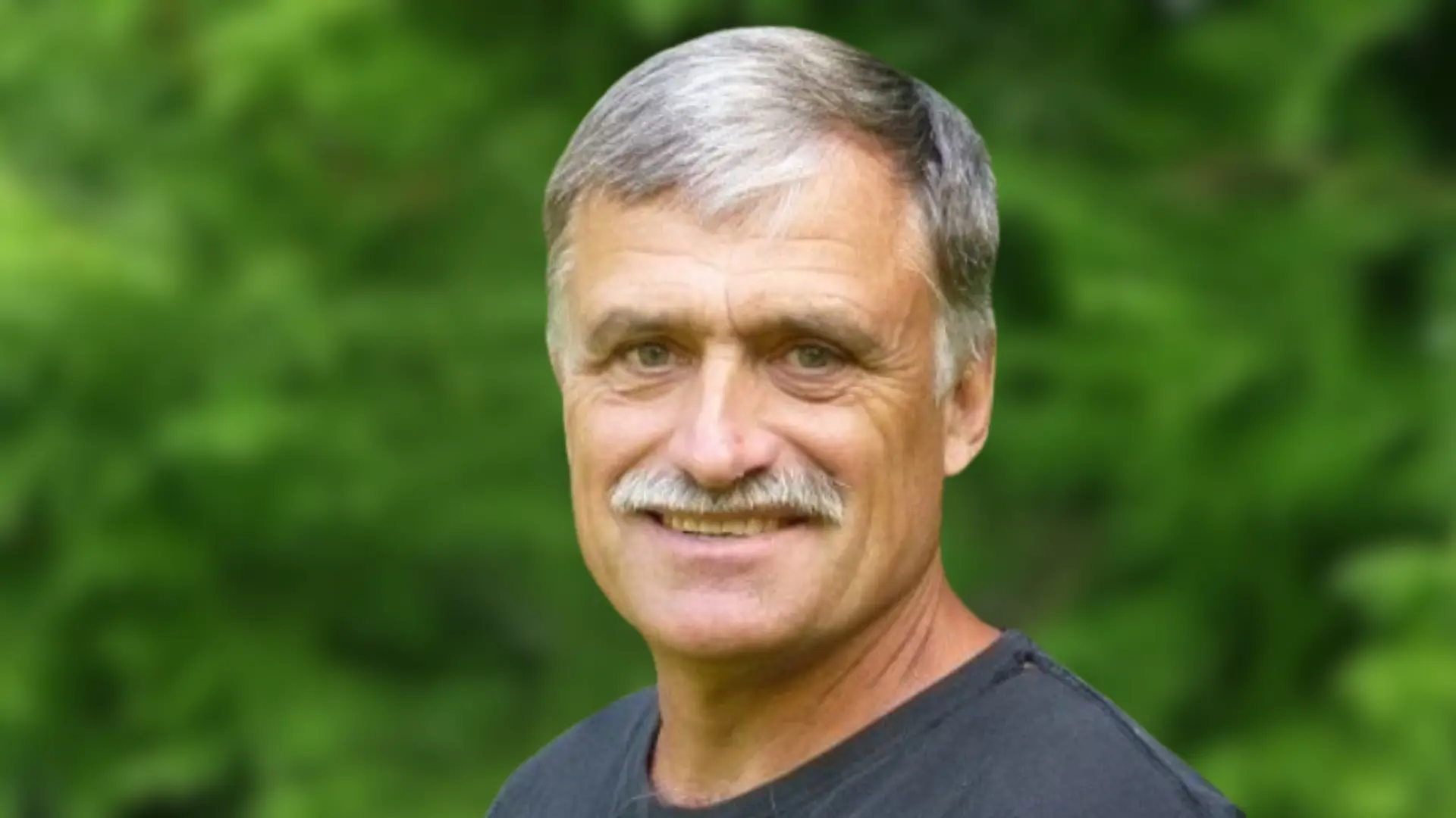 Rune Larsson - <div class="flex flex-col text-sm">
<div class="text-base my-auto mx-auto pb-10 [--thread-content-margin:--spacing(4)] @w-sm/main:[--thread-content-margin:--spacing(6)] @w-lg/main:[--thread-content-margin:--spacing(16)] px-(--thread-content-margin)">
<div class="[--thread-content-max-width:40rem] @w-lg/main:[--thread-content-max-width:48rem] mx-auto max-w-(--thread-content-max-width) flex-1 group/turn-messages focus-visible:outline-hidden relative flex w-full min-w-0 flex-col agent-turn">
<div class="flex max-w-full flex-col grow">
<div class="min-h-8 text-message relative flex w-full flex-col items-end gap-2 text-start break-words whitespace-normal [.text-message+&amp;]:mt-1" data-message-author-role="assistant" data-message-id="a6b81cb2-3f8d-47a8-98bd-12f00e47ebb8" data-message-model-slug="gpt-5-2">
<div class="flex w-full flex-col gap-1 empty:hidden first:pt-[1px]">
<div class="markdown prose dark:prose-invert w-full wrap-break-word light markdown-new-styling">
<p data-start="65" data-end="224" data-is-last-node="" data-is-only-node="">Inspirerande föreläsare som visar hur rätt attityd och mod kan flytta mentala spärrar och förvandla drömmar till konkreta resultat.</p>
</div>
</div>
</div>
</div>
</div>
</div>
</div>