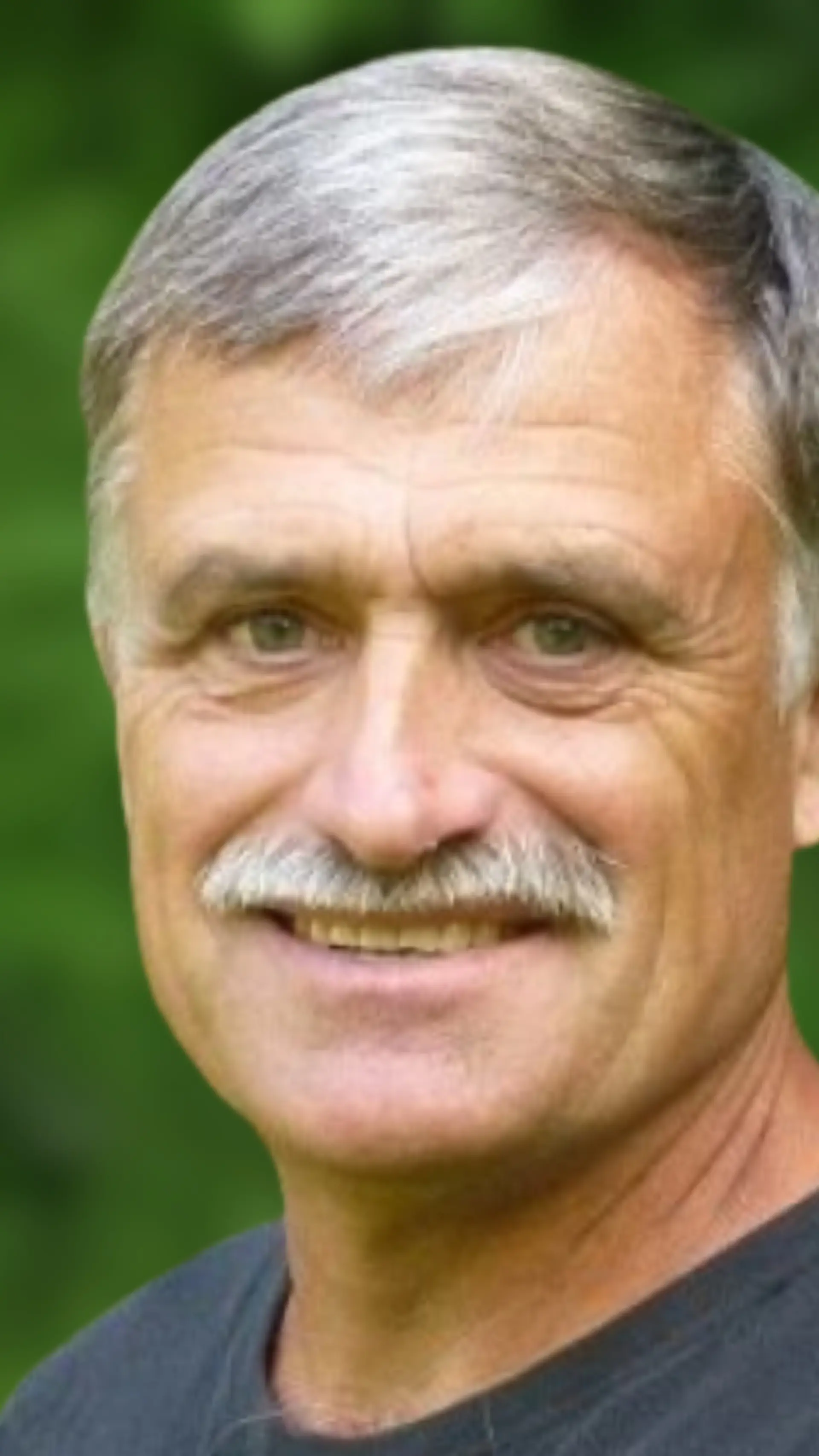 Rune Larsson - <div class="flex flex-col text-sm">
<div class="text-base my-auto mx-auto pb-10 [--thread-content-margin:--spacing(4)] @w-sm/main:[--thread-content-margin:--spacing(6)] @w-lg/main:[--thread-content-margin:--spacing(16)] px-(--thread-content-margin)">
<div class="[--thread-content-max-width:40rem] @w-lg/main:[--thread-content-max-width:48rem] mx-auto max-w-(--thread-content-max-width) flex-1 group/turn-messages focus-visible:outline-hidden relative flex w-full min-w-0 flex-col agent-turn">
<div class="flex max-w-full flex-col grow">
<div class="min-h-8 text-message relative flex w-full flex-col items-end gap-2 text-start break-words whitespace-normal [.text-message+&amp;]:mt-1" data-message-author-role="assistant" data-message-id="a6b81cb2-3f8d-47a8-98bd-12f00e47ebb8" data-message-model-slug="gpt-5-2">
<div class="flex w-full flex-col gap-1 empty:hidden first:pt-[1px]">
<div class="markdown prose dark:prose-invert w-full wrap-break-word light markdown-new-styling">
<p data-start="65" data-end="224" data-is-last-node="" data-is-only-node="">Inspirerande föreläsare som visar hur rätt attityd och mod kan flytta mentala spärrar och förvandla drömmar till konkreta resultat.</p>
</div>
</div>
</div>
</div>
</div>
</div>
</div>