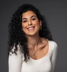 Atefeh Sebdani - Atefeh Sebdani är överlevaren som ger publiken en upplevelse som träffar rätt in i själen