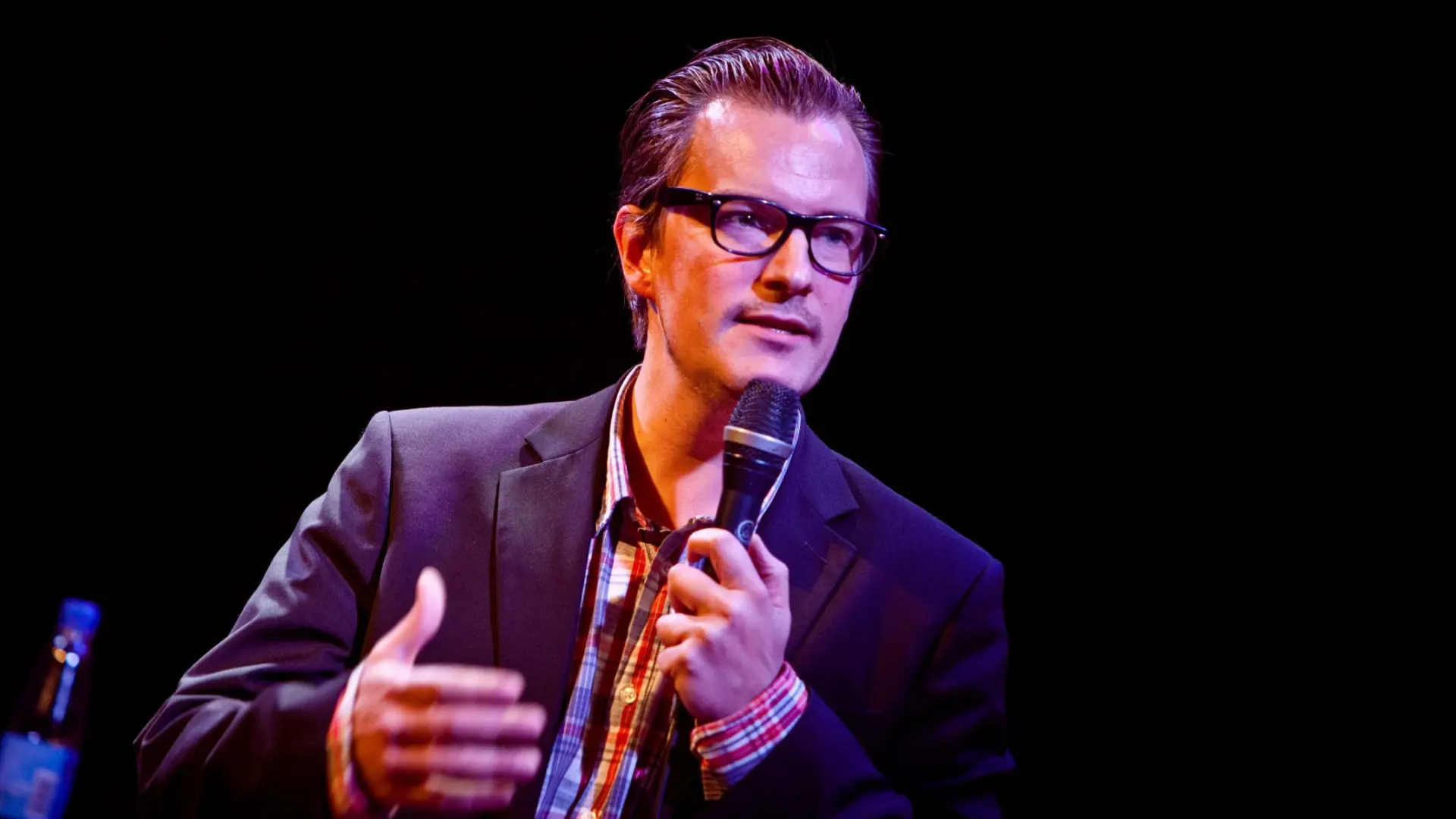 André Wickström - <p data-start="238" data-end="409">André Wickström levererar smart, träffsäker humor med internationell känsla och igenkänning som får publiken att skratta högt.</p>