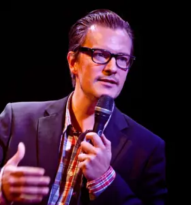 André Wickström - André Wickström levererar smart, träffsäker humor med internationell känsla och igenkänning som får publiken att skratta högt.