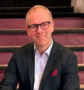 Michael Ländin - Erfaren AI föreläsare och techentreprenör som gör artificiell intelligens begriplig, relevant och direkt användbar i vardagen.