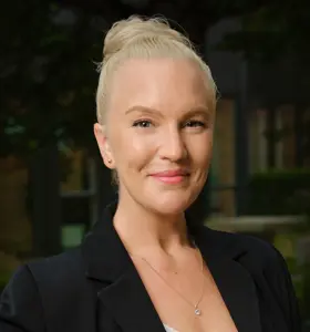 Alexandra Davidsson - Alexandra Davidsson är en erfaren talare med fokus på självledarskap, mänsklig hållbarhet och omställning i praktiken.