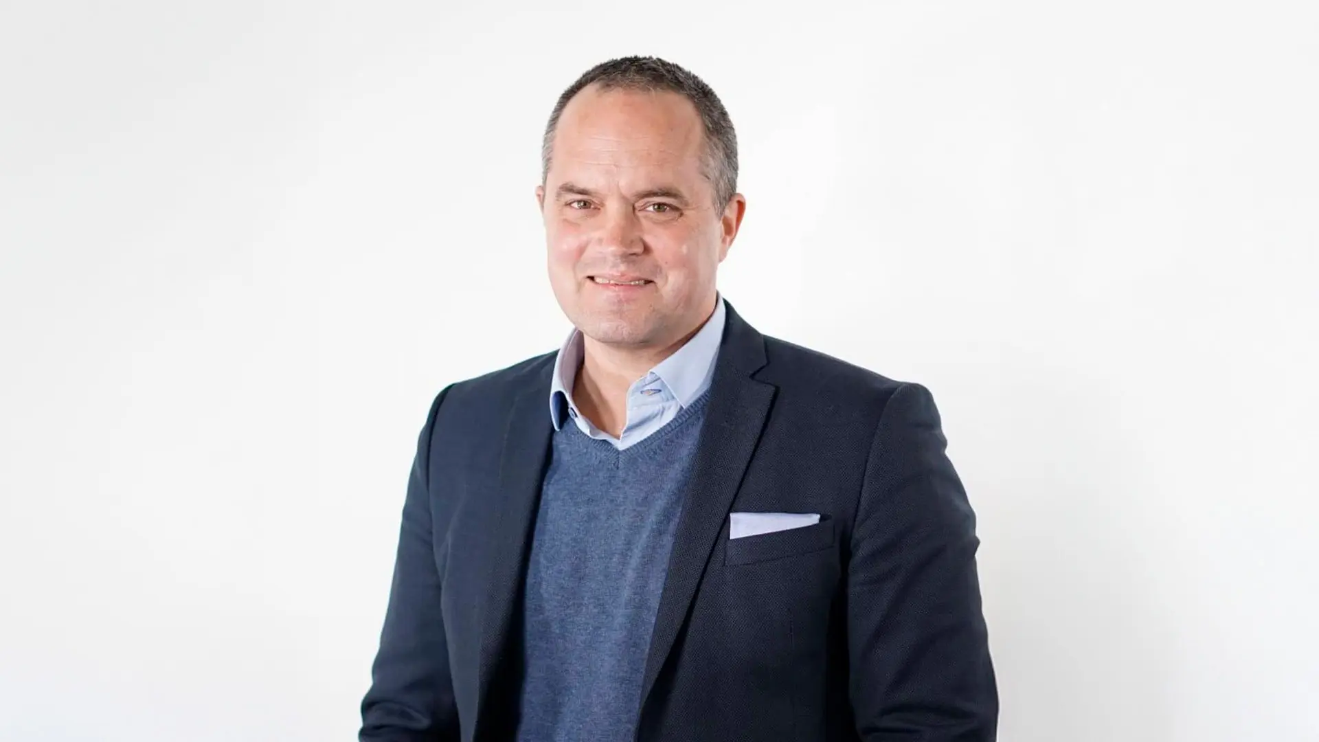 Mikael Rehnberg - <p>Mikael Rehnberg är arbetsmiljökonsult och föreläsare som specialiserar sig på psykosocial arbetsmiljö och stressrelaterad ohälsa. Han erbjuder forskningsbaserade lösningar för att främja välmående på arbetsplatsen.</p>