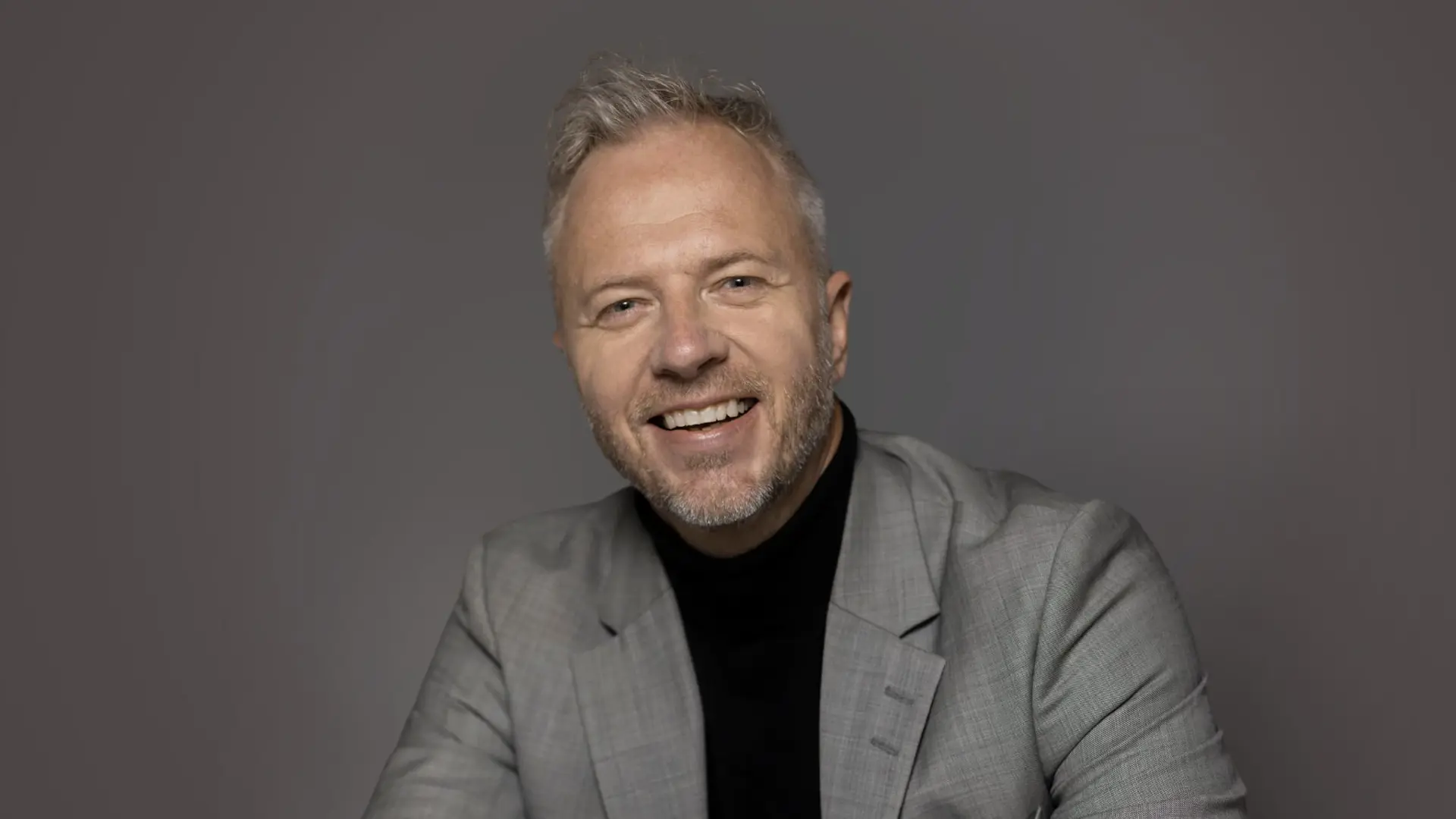 Olof Röhlander - <p data-start="583" data-end="763">Olof Röhlander är en prisbelönt föreläsare som inspirerar med energi, humor och insikter om hur tankar, känslor och attityder kan tränas.</p>