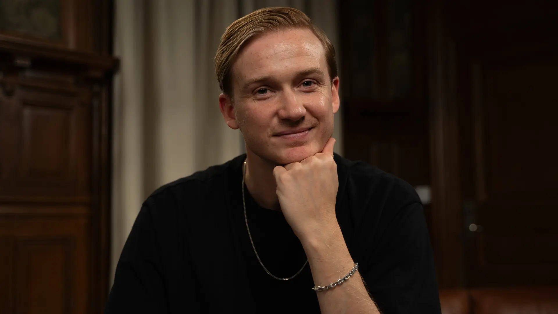 Jonas Uhlbäck - <p>Jonas Uhlbäck delar insikter från hundratals livsberättelser och visar hur lyssnande kan skapa starkare relationer mellan människor</p>