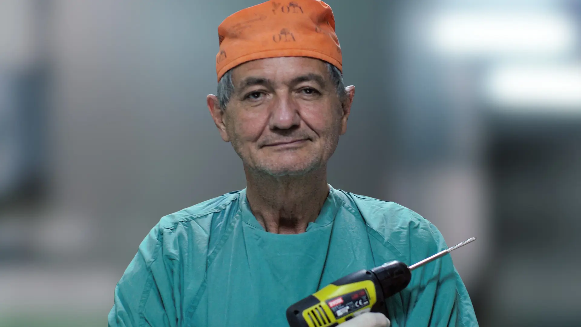 Rebellkirurgen Erik Erichsen - <div class="flex flex-col text-sm">
<div class="text-base my-auto mx-auto pb-10 [--thread-content-margin:--spacing(4)] @w-sm/main:[--thread-content-margin:--spacing(6)] @w-lg/main:[--thread-content-margin:--spacing(16)] px-(--thread-content-margin)">
<div class="[--thread-content-max-width:40rem] @w-lg/main:[--thread-content-max-width:48rem] mx-auto max-w-(--thread-content-max-width) flex-1 group/turn-messages focus-visible:outline-hidden relative flex w-full min-w-0 flex-col agent-turn">
<div class="flex max-w-full flex-col grow">
<div class="min-h-8 text-message relative flex w-full flex-col items-end gap-2 text-start break-words whitespace-normal [.text-message+&amp;]:mt-1" data-message-author-role="assistant" data-message-id="4bc5fa5e-855c-4e4c-9f6f-dd2b5e33efd3" data-message-model-slug="gpt-5-2">
<div class="flex w-full flex-col gap-1 empty:hidden first:pt-[1px]">
<div class="markdown prose dark:prose-invert w-full wrap-break-word light markdown-new-styling">
<p data-start="0" data-end="117" data-is-last-node="" data-is-only-node="">Kirurgen som räddade liv i Etiopien och i dag utmanar svensk sjukvård med skarpa insikter och personliga erfarenheter.</p>
</div>
</div>
</div>
</div>
</div>
</div>
</div>
<div class="pointer-events-none h-px w-px absolute bottom-0" aria-hidden="true" data-edge="true"></div>