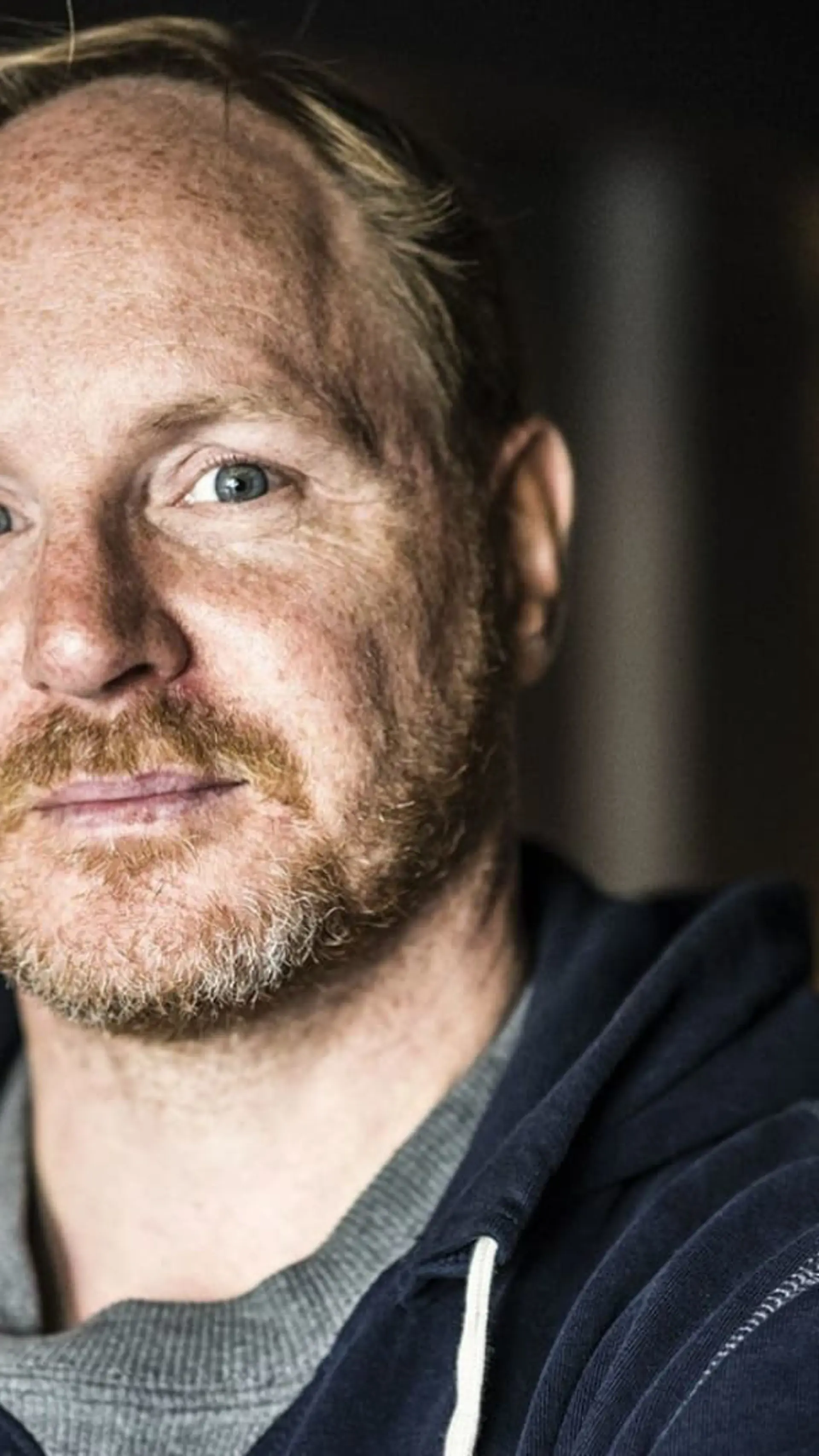 Morgan Alling - <p data-start="277" data-end="471">Morgan Alling berör publiken med humor, värme och allvar i föreläsningar om motgångar, konflikter och hur negativa tankemönster kan vändas till styrka.</p>
