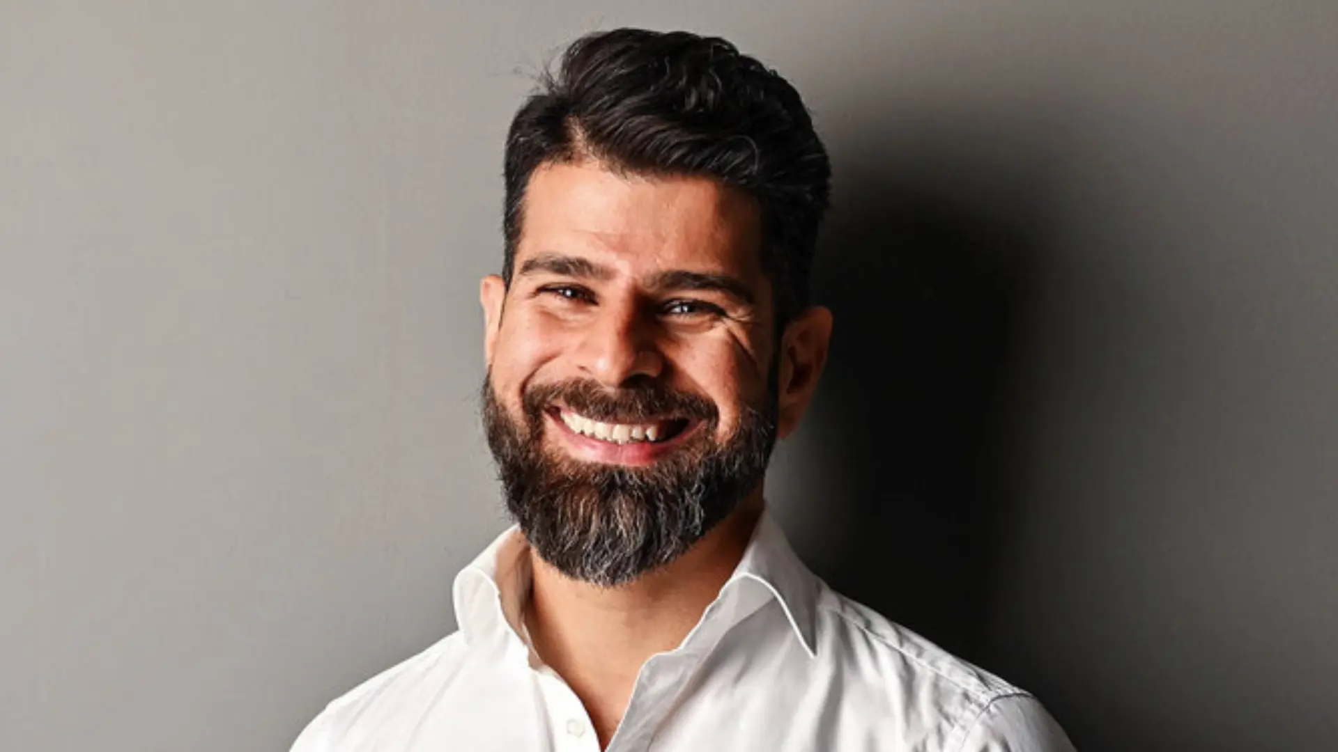 Hanif Aziz - <p data-start="234" data-end="363">Hanif Aziz delar en stark berättelse om integration, identitet och vägen till tillhörighet i Sverige</p>