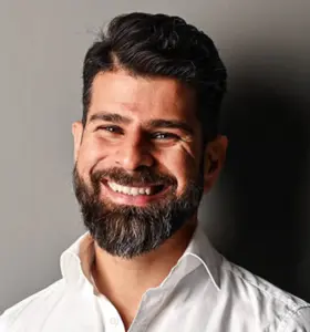 Hanif Aziz - Hanif Aziz delar en stark berättelse om integration, identitet och vägen till tillhörighet i Sverige