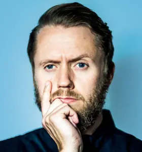 Isak Jansson - Isak Jansson levererar intelligent, absurd standup med träffsäkra analyser som får publiken att skratta och tänka samtidigt